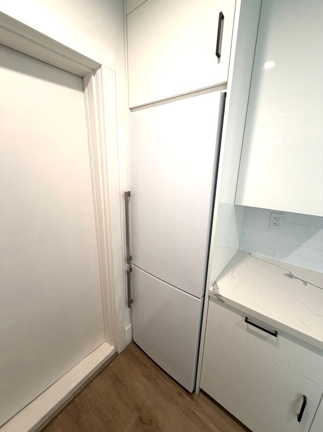 Building Photo - Beautifully Renovated Midtown Sacramento Apartment with Private Backyard Patio!