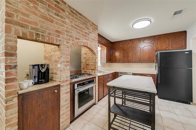 Building Photo - 1300 Clearfield Dr