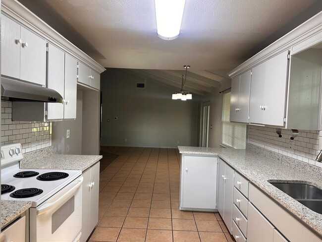 Building Photo - 110 Jones St