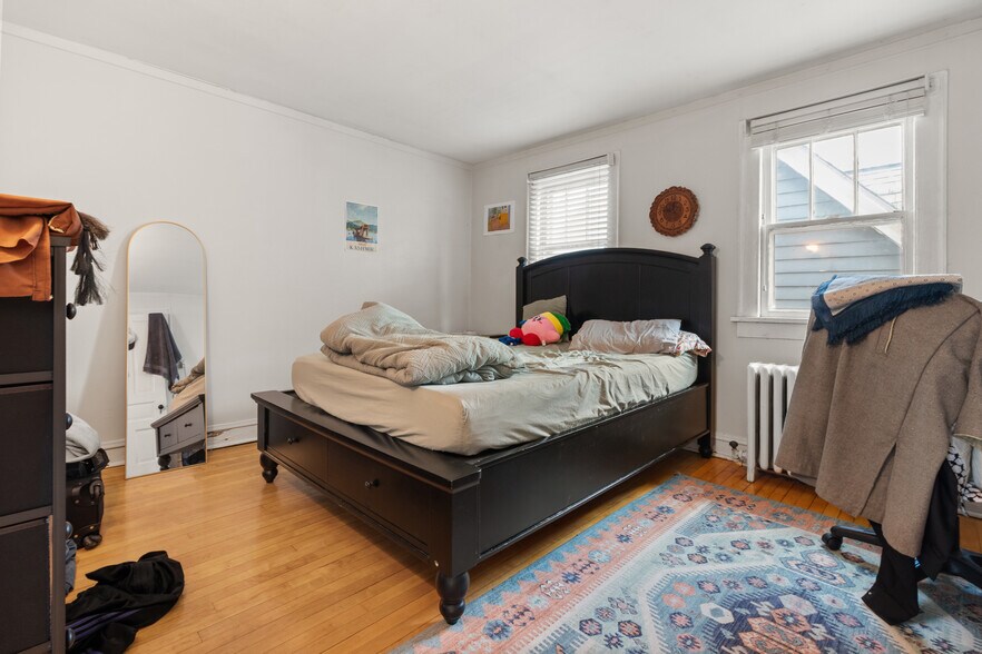 Building Photo - 1121 Leonard Pl