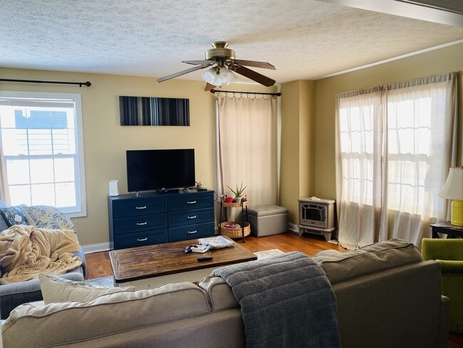 Building Photo - 521 E 1st St