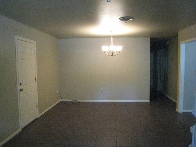 Building Photo - 1127 Lake Dr