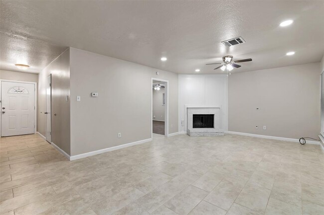 Building Photo - 10831 Sugar Hill Dr