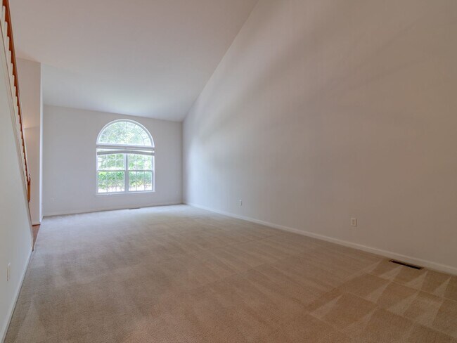 Building Photo - Spacious Unfurnished 3-BR, 2.5-BA year-rou...
