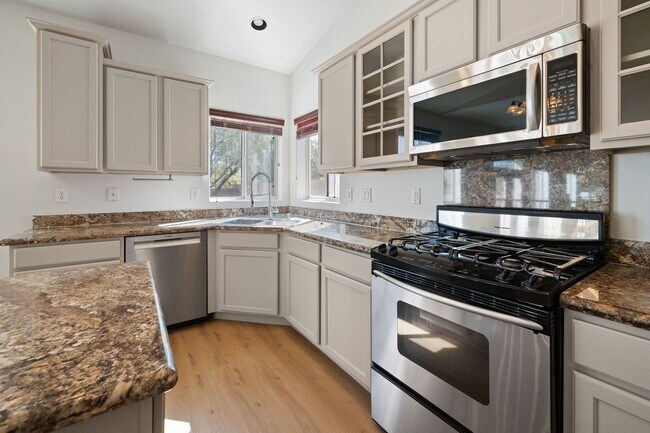 Building Photo - Beautifully Updated 4-Bedroom Home with 3-...