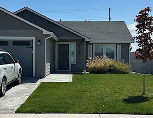 Building Photo - Beautiful brand new 3 bed 2 bath home in the Shadow Glenn Subdivision, just off Linden and Middle...