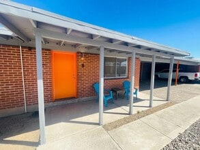Building Photo - ***MOVE-IN SPECIAL*** Fully Remodeled 2 Be...