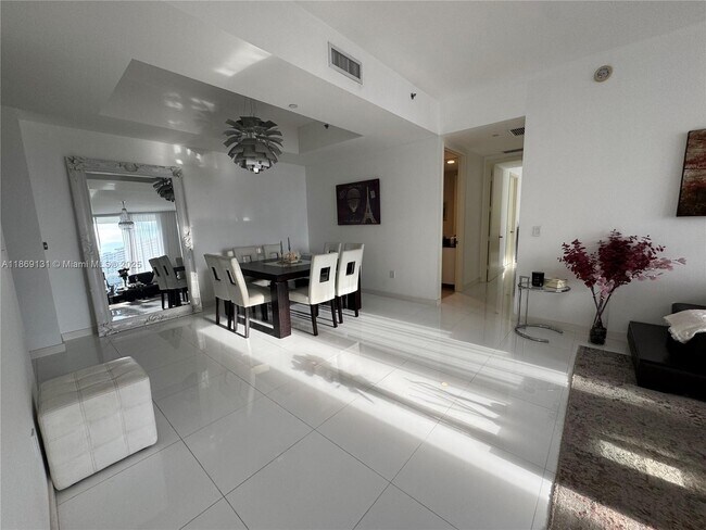 Building Photo - 15811 Collins Ave