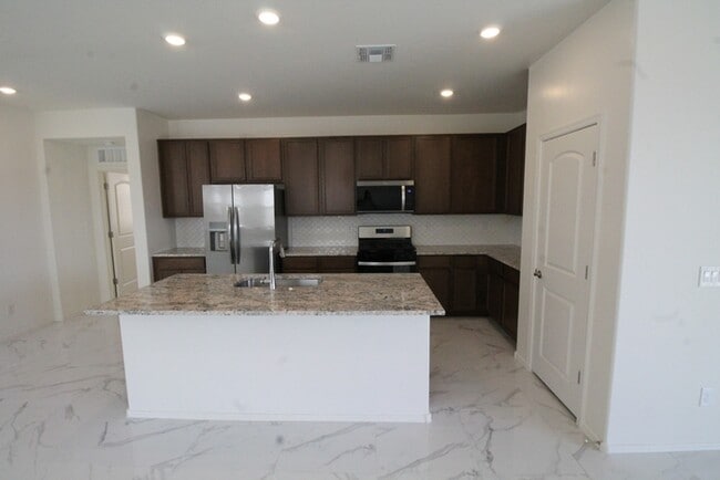 Building Photo - 5523 W Monterey Dr