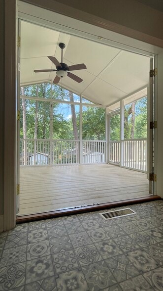 Building Photo - 956 Seville Dr