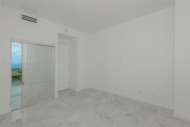 Building Photo - 100 Bayview Dr