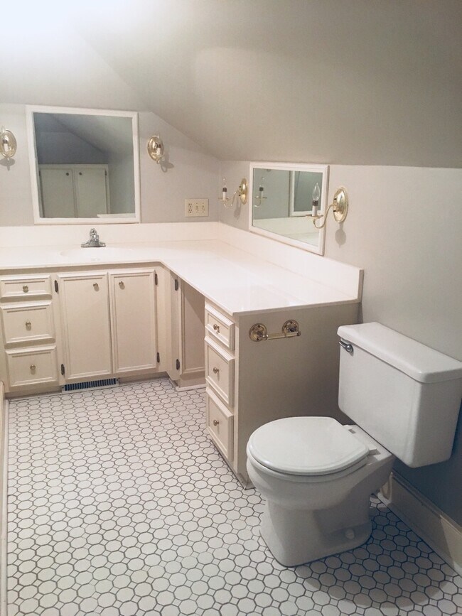 Building Photo - Charming and spacious 3 bedroom cottage in...