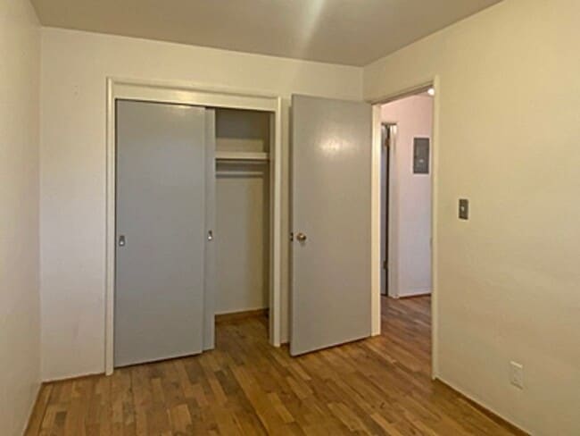 Building Photo - Kin1521-1523