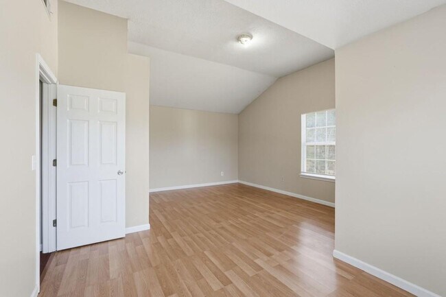 Building Photo - 589 Wren Walk