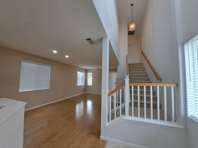 Building Photo - Expansive 3 bedroom/2.5 Bath Home in Corde...