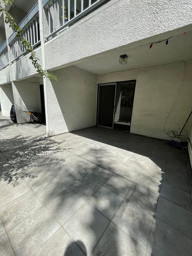 Building Photo - Charming 2bed/2bath Condo with HUGE Privat...