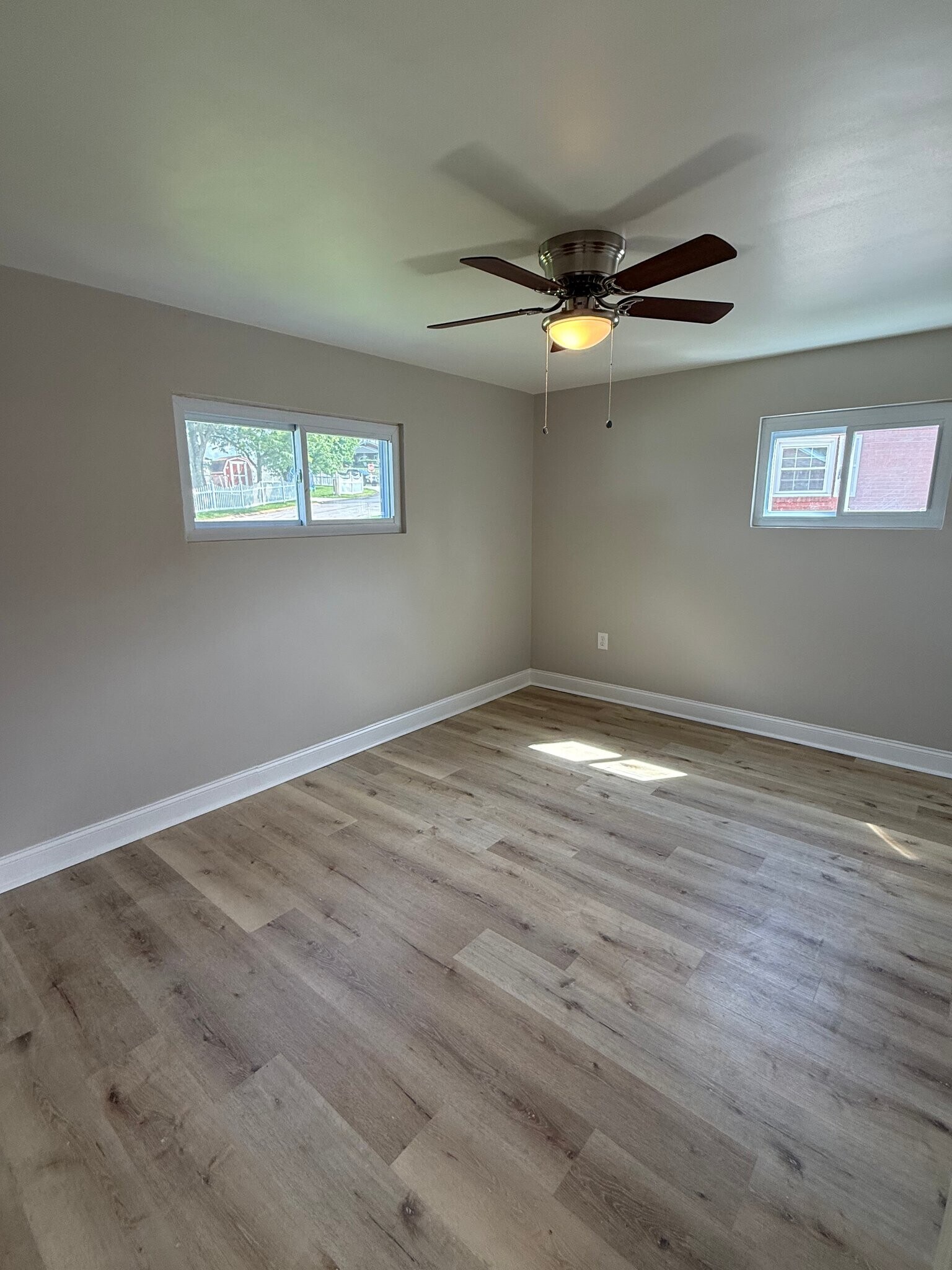 Building Photo - 733 Memory Ln