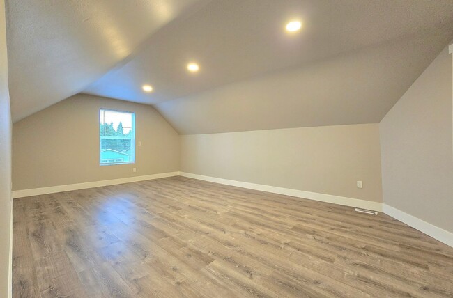 Building Photo - Newly Remodeled 2 Bedroom 1 Bath in Granit...