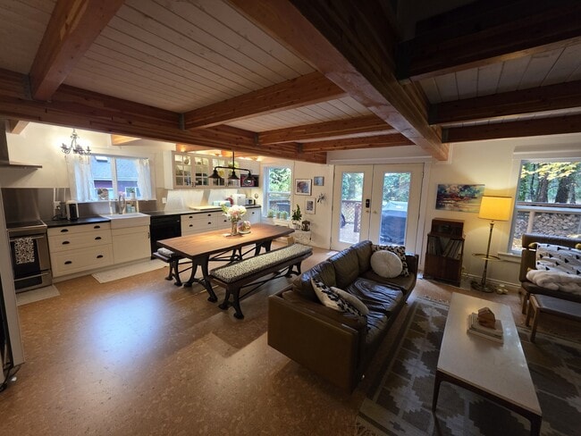 Building Photo - 713 Claire Ln