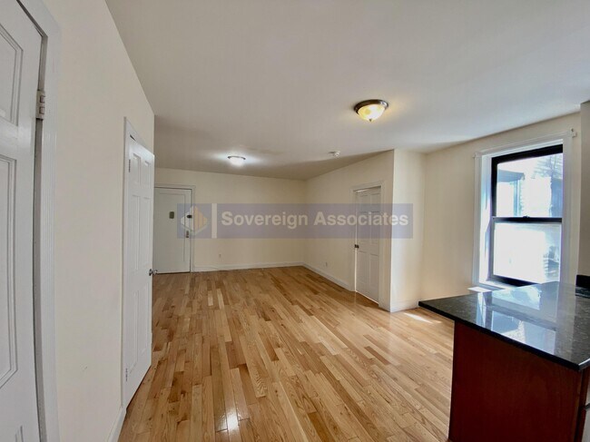 Building Photo - 686 W 204th St