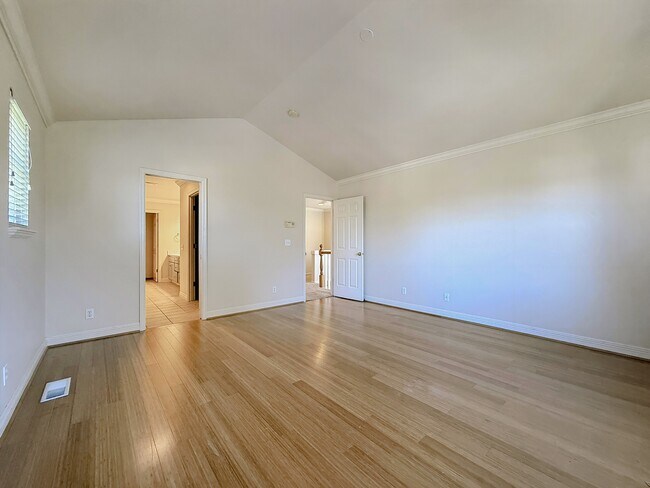 Building Photo - 1575 NE Iris St