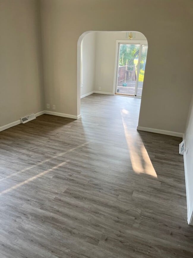 Building Photo - 3 Bedroom 2 Bathroom Single Family Home Av...