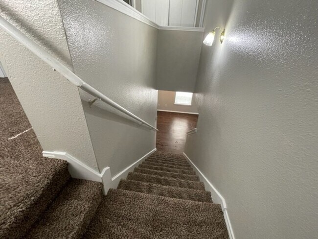 Building Photo - Spacious 3 Bedroom 2 Bath