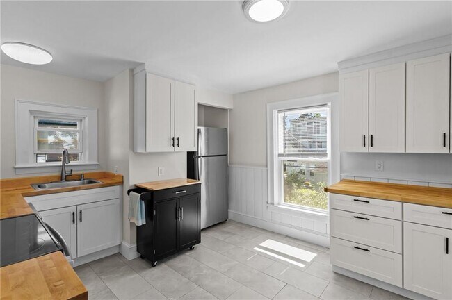 Building Photo - 11 Young St