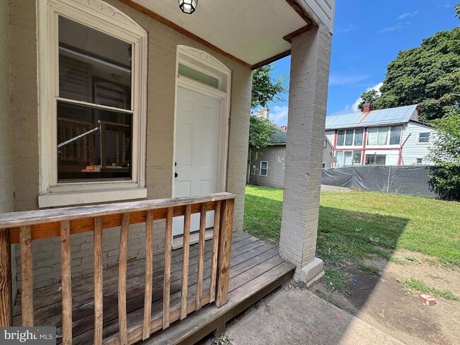 Building Photo - 206 Pear St