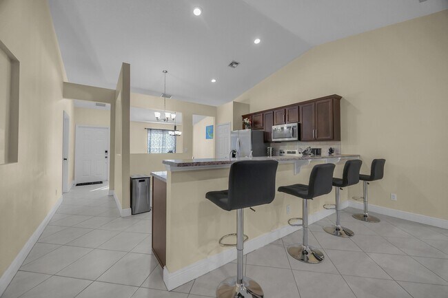 Building Photo - 1037 SW Payne Ave