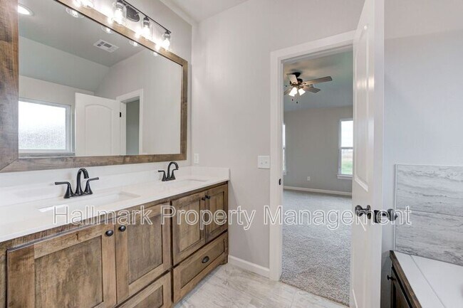 Building Photo - 560 Hackberry Ln