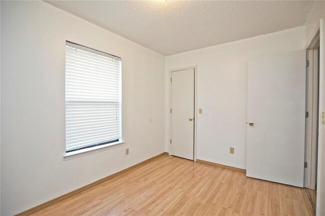 Building Photo - 5905 Sara St