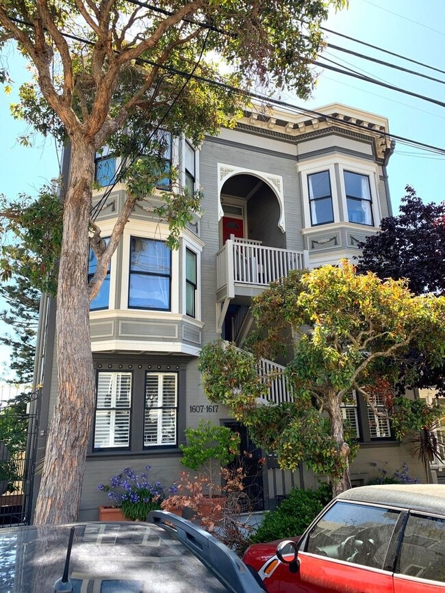 Building Photo - UPDATED BRIGHT 2BR/1BA  Top Floor Noe Valley 29th/Noe East/West VIEWS