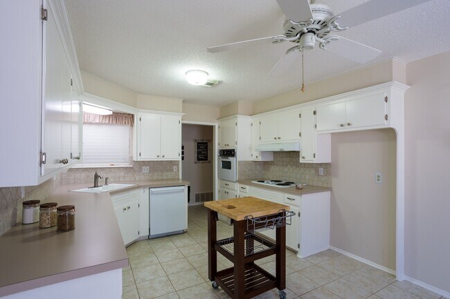 Building Photo - Beautiful home in Lake Park addition in Be...