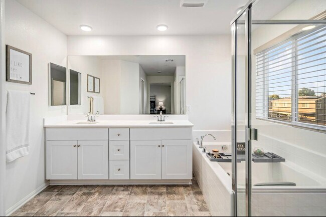 Building Photo - 44112 Sierra Vista Dr