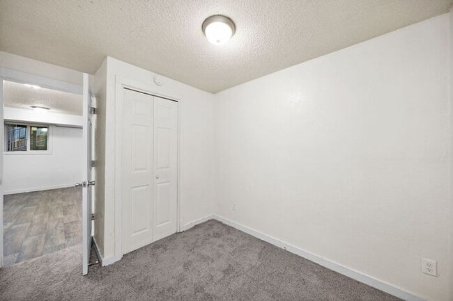 Building Photo - FIRST MONTHS RENT FREE! 2 bedroom 1 bath!!