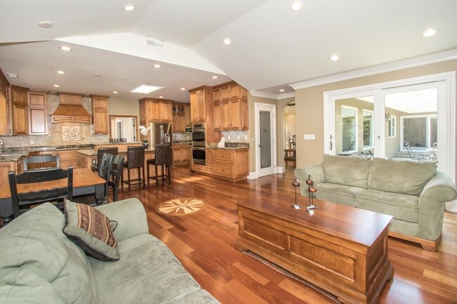 Building Photo - 446 Guadalupe Dr