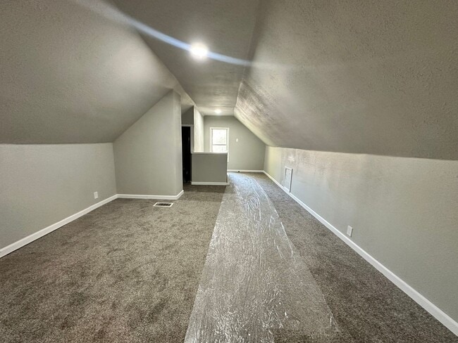 Building Photo - Three Bedroom Home in Battle Creek