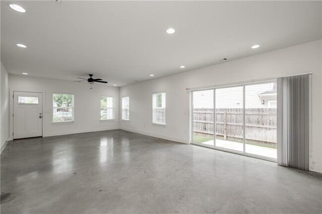 Building Photo - 3014 E 14th 1/2 St