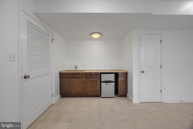 Building Photo - 458 Oakwood St SE