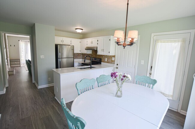 Building Photo - Updated Three Bedroom in Sango!