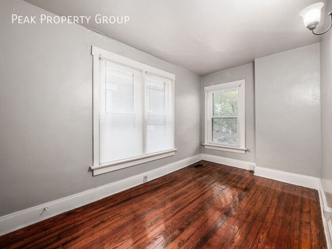 Building Photo - 1502 Summit St