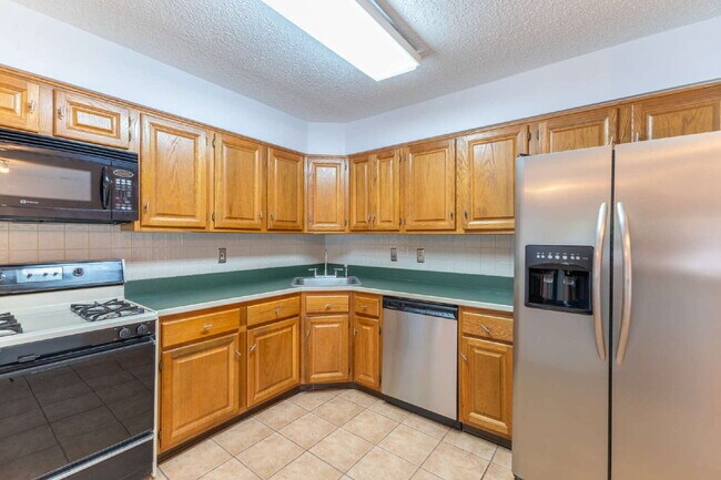Building Photo - Welcome to your new home in the heart of T...