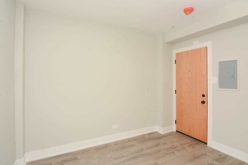 Building Photo - 510 W Belmont Ave