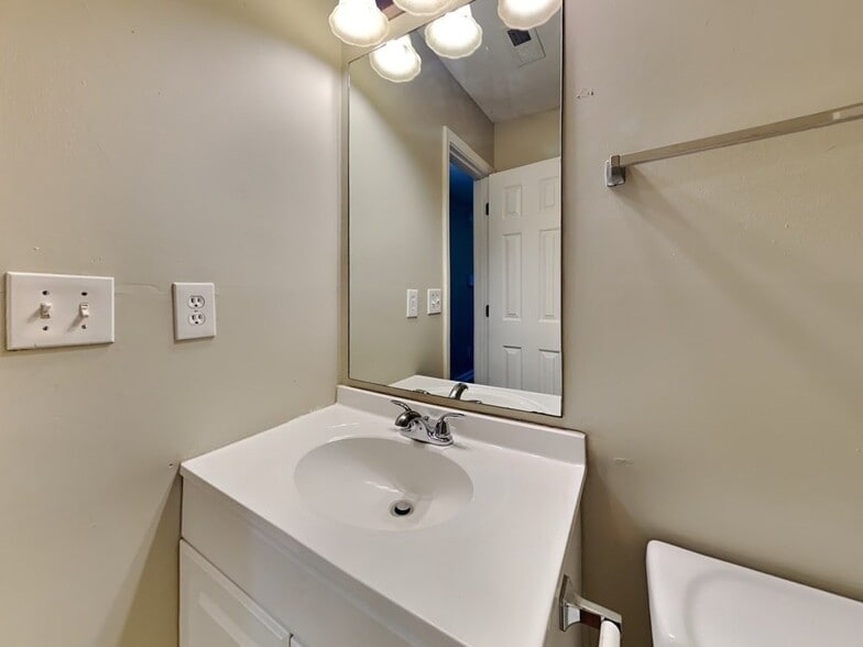 Building Photo - 3873 Riverview Chase Bluff