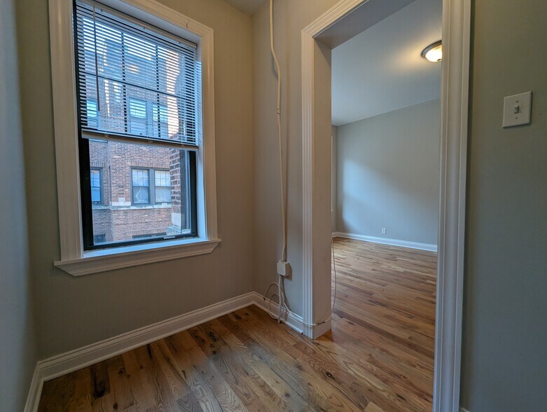 Building Photo - 4409 N Wolcott Ave