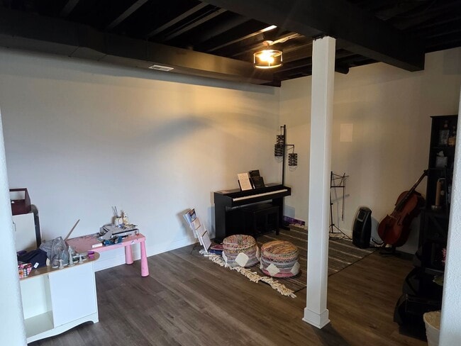 Building Photo - 5 bedroom Pewaukee home in Broken Hill