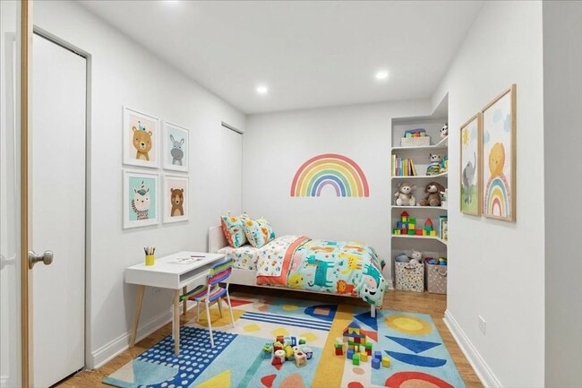 Building Photo - 1140 W Cornelia Ave