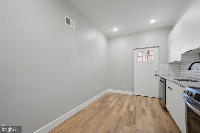 Building Photo - 5412 Delancey St