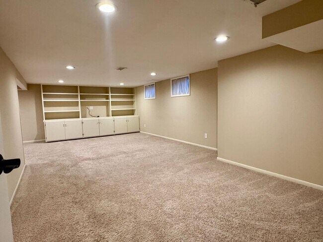 Building Photo - Rare lease opportunity in Leawood + Spacio...